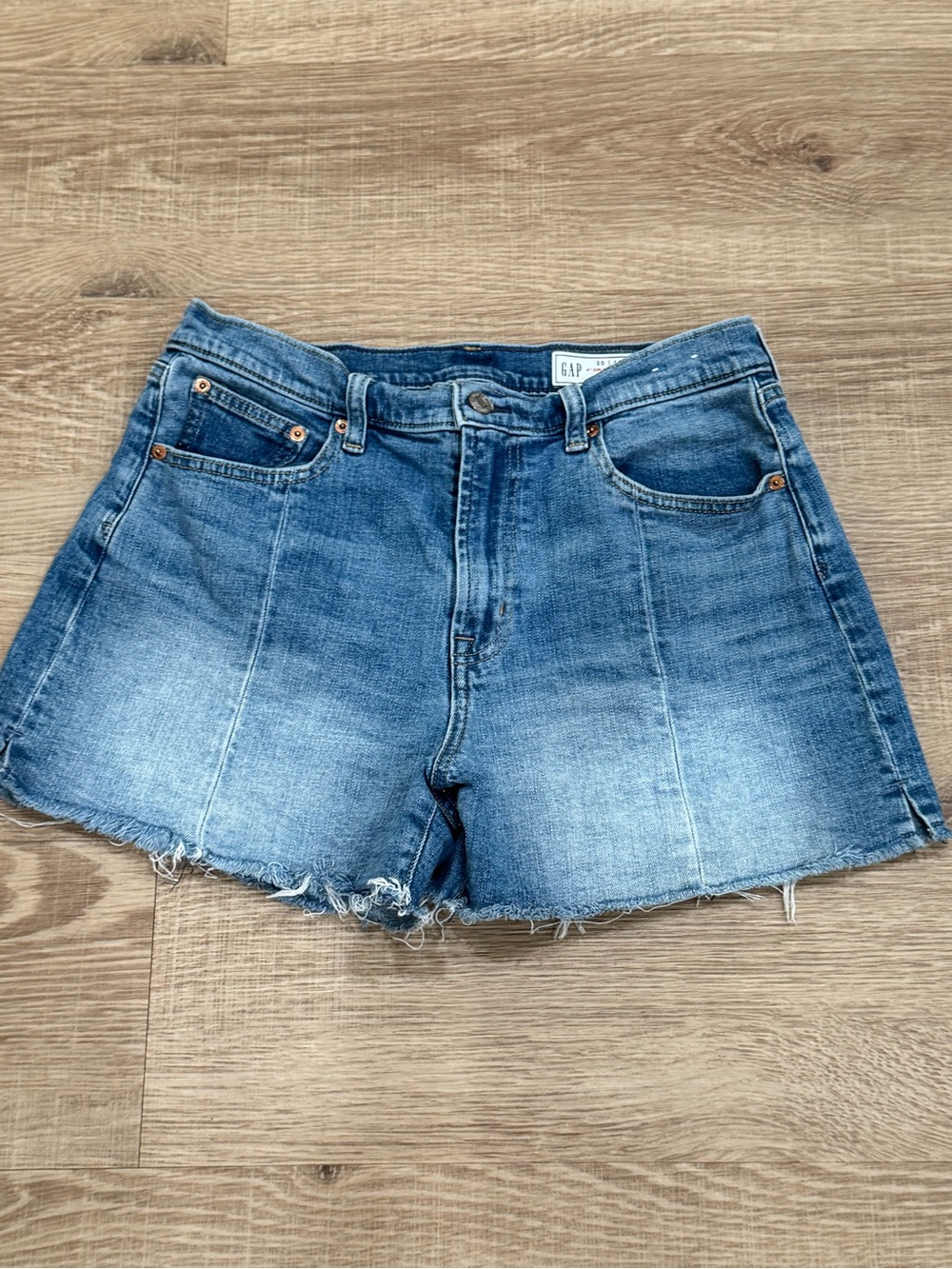 GAP High Rise Girlfriend Denim Shorts Size 30 Raw Hem Medium Wash
